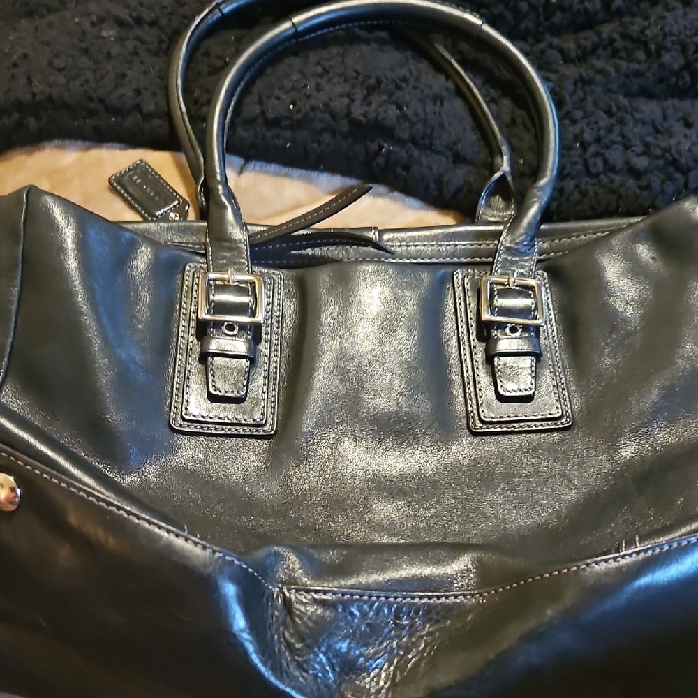 Elegant Black Leather Shoulder Bag with Structured Design